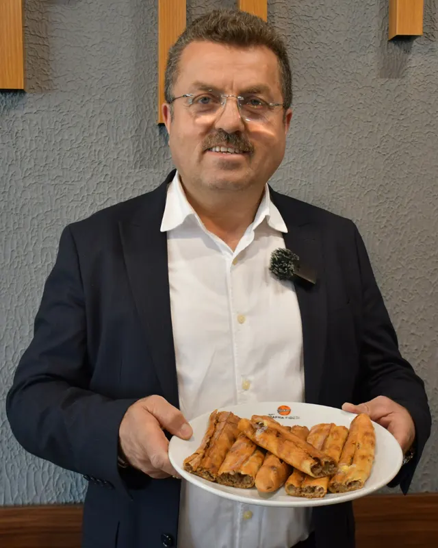 Rahman Bekir elinde Bafra pidesiyle